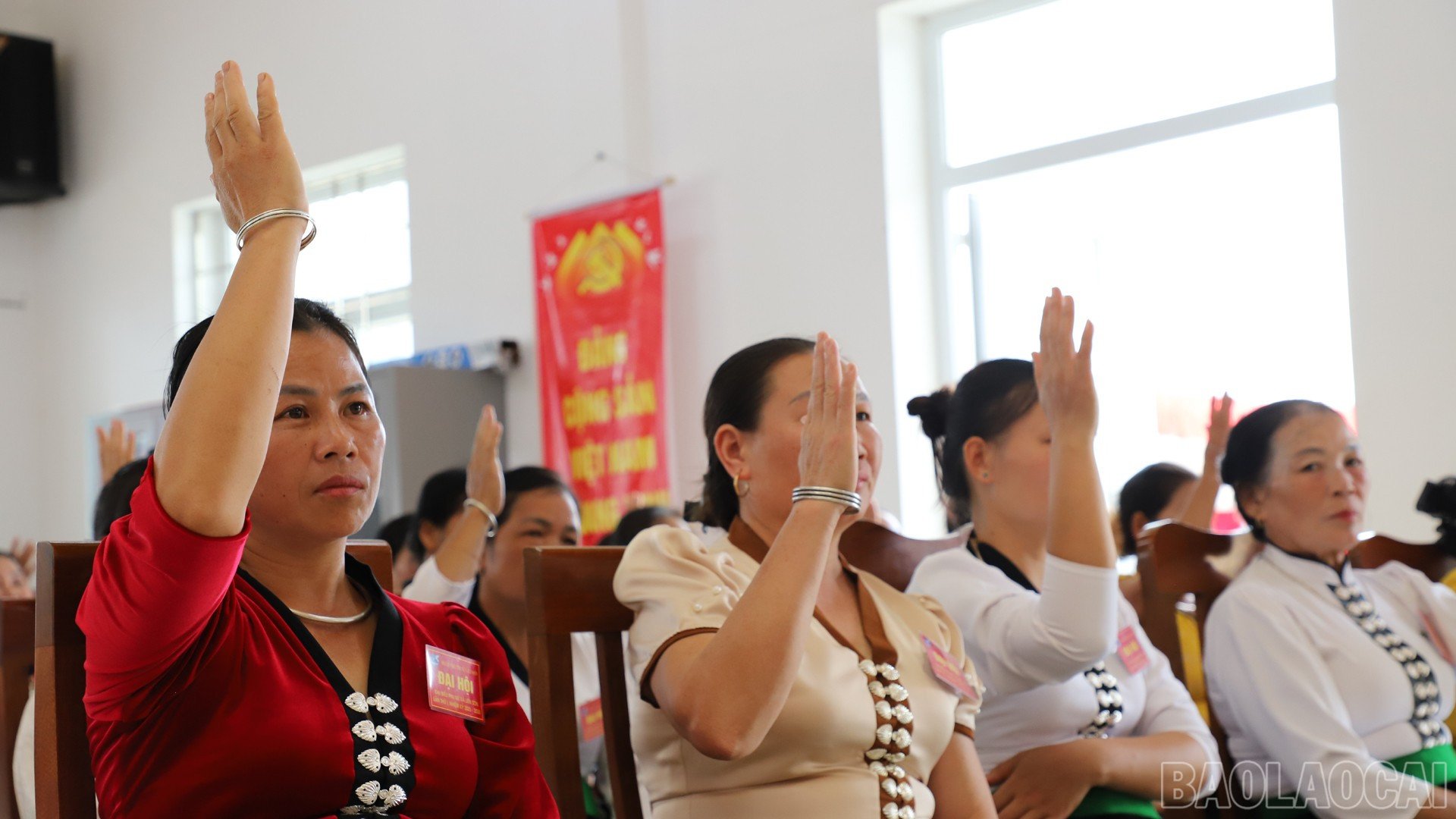 Các đại biểu biểu quyết tại đại hội.