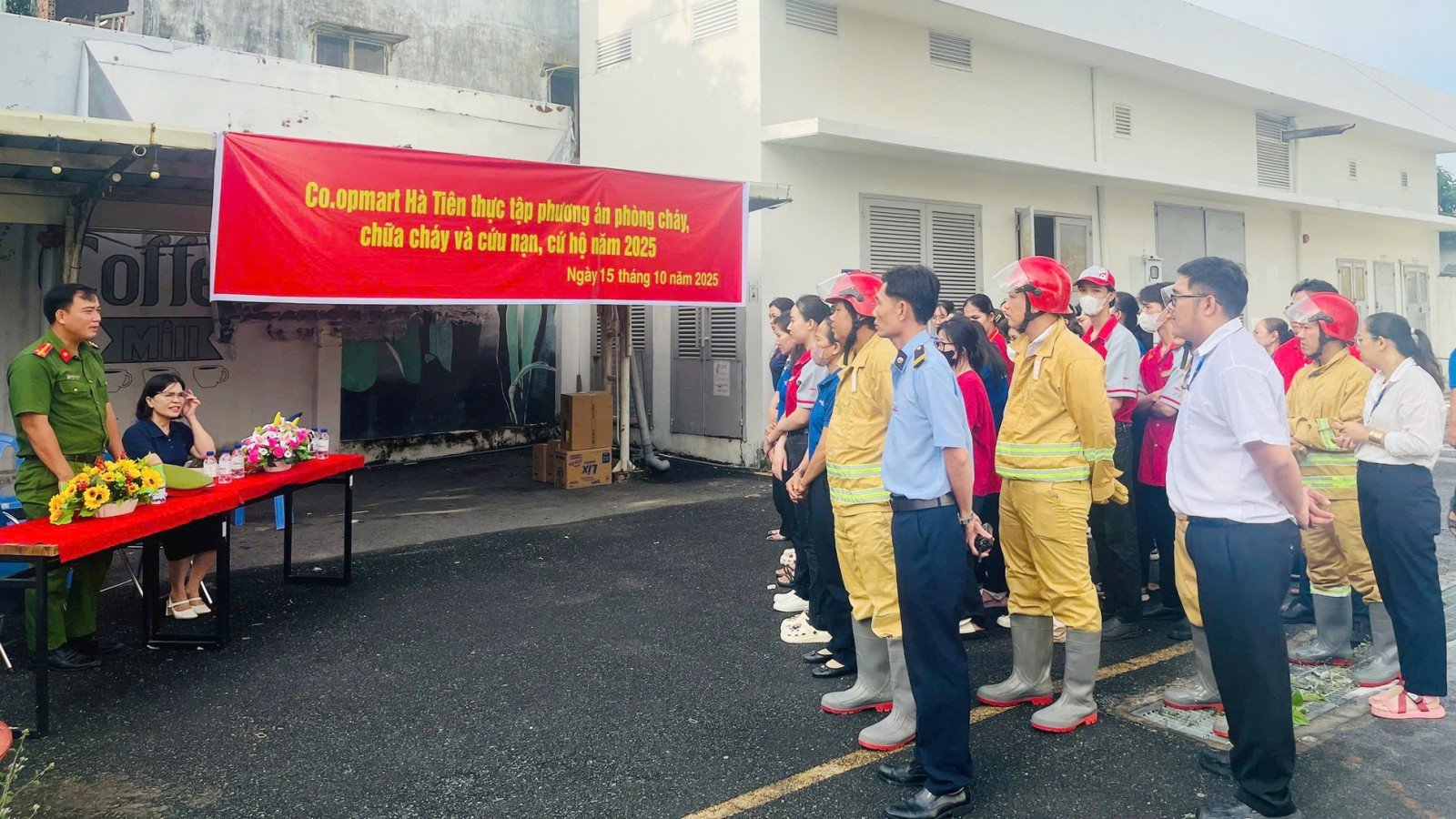 Co.opmart Ha Tien utbildar i brandförebyggande och brandbekämpande