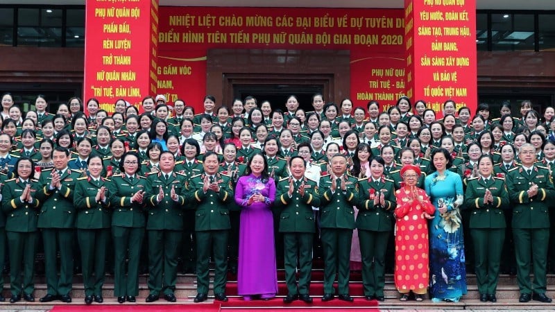 General Trinh Van Quyet und Vizepräsidentin Vo Thi Anh Xuan machten ein Erinnerungsfoto mit den Delegierten der Ehrung. (Foto: Nguyen Minh)