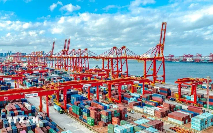 Cảng hàng hóa ở Sơn Đông, Trung Quốc. (Ảnh: THX/TTXVN)