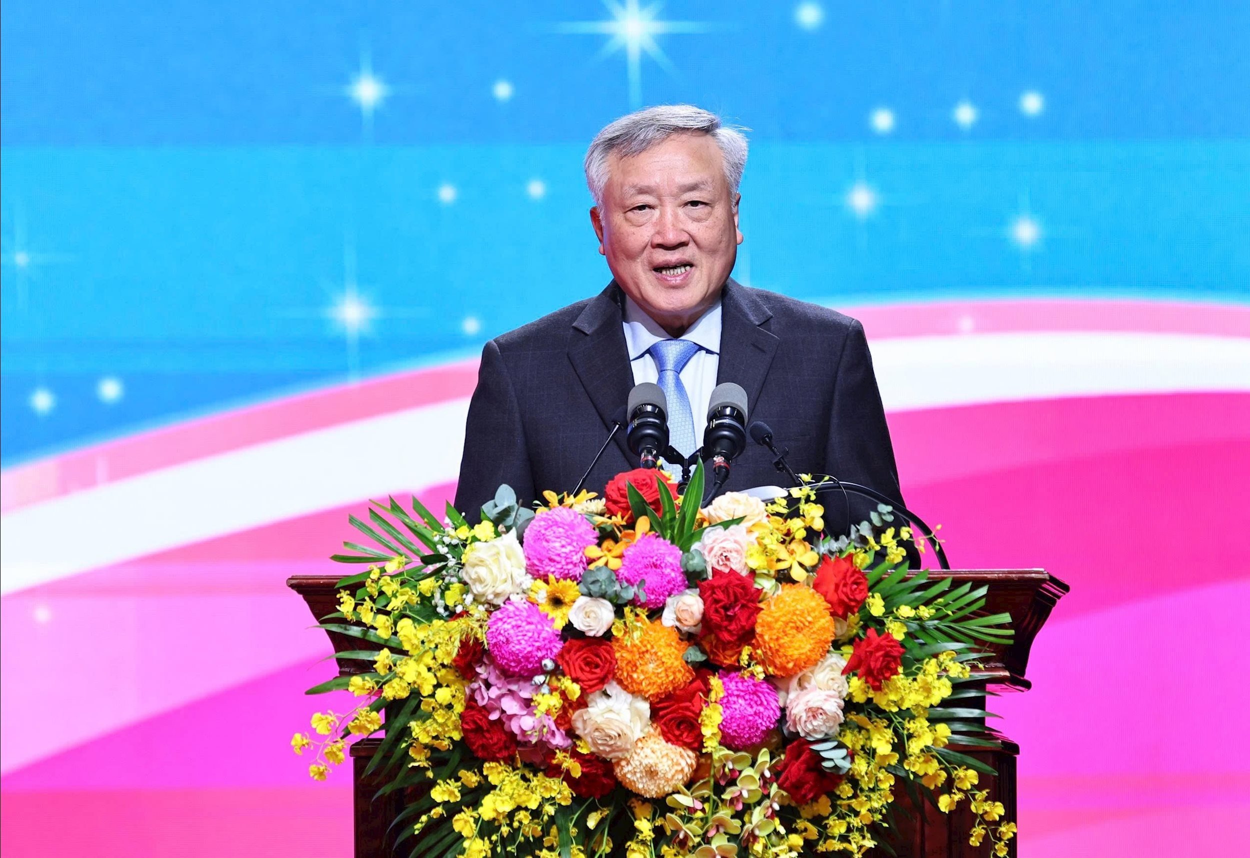Selecteer categorie Vicepremier Nguyen Hoa Binh woont de prijsuitreiking bij van de eerste 