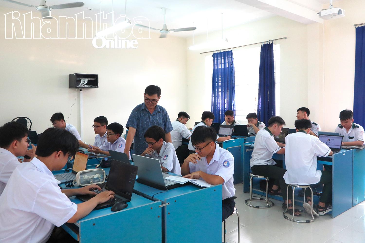 Thầy và trò đội tuyển Tin học.
