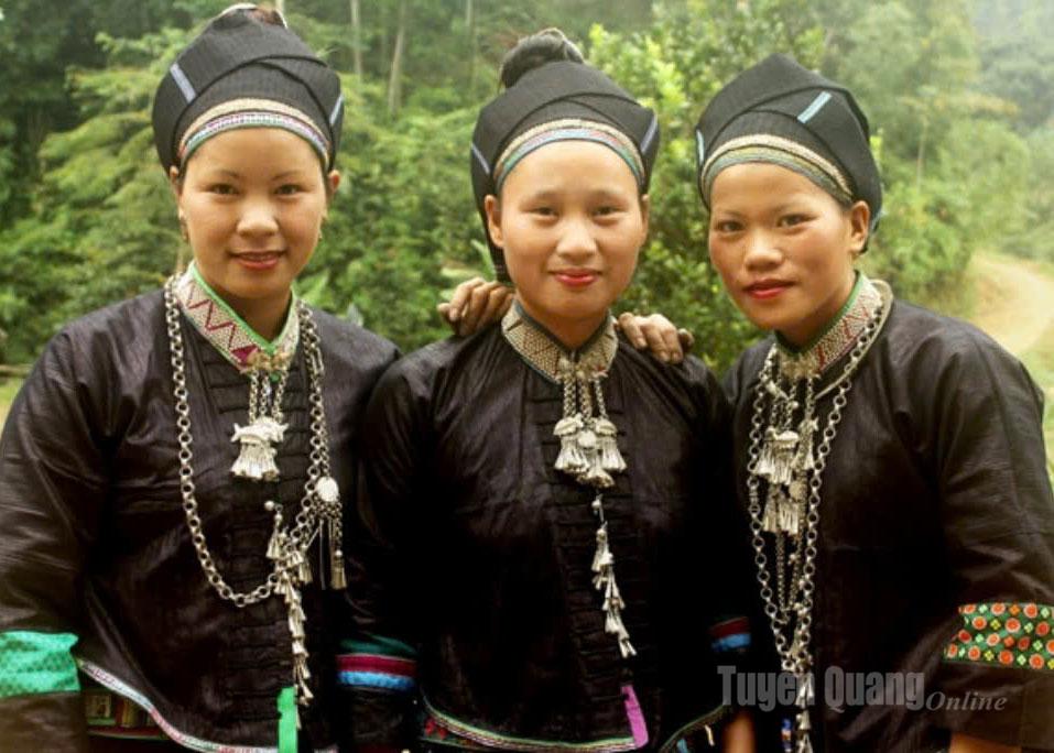 ពណ៌ចម្បងនៃសំលៀកបំពាក់ស្ត្រីជនជាតិ Nung គឺពណ៌ស្វាយ សាមញ្ញ ដោយមានប៉ាក់ ឬការតុបតែងតិចតួច ប៉ុន្តែនៅតែបង្ហាញពីភាពប្លែក និងទំនើប។