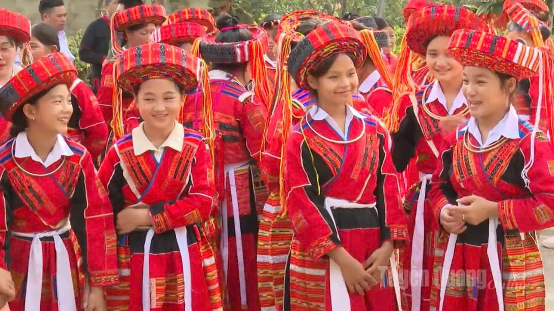 សំលៀកបំពាក់ប្រពៃណីរបស់នារីជនជាតិភាគតិច Pa Then គឺពណ៌ក្រហមភ្លឺ គួរអោយចាប់អារម្មណ៍ ប្រឆាំងនឹងផ្ទៃខាងក្រោយពណ៌បៃតងនៃភ្នំ និងព្រៃឈើ។