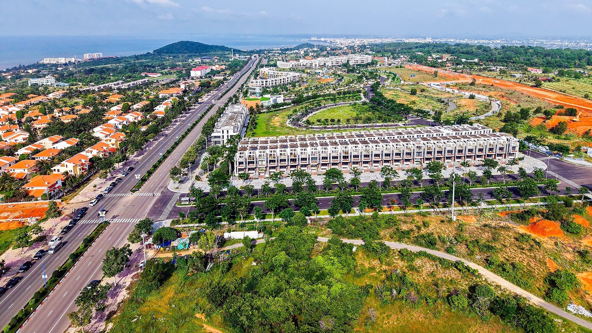 គម្រោង​ទេសចរណ៍​តាម​ឆ្នេរ​ក្នុង​ទីក្រុង​ត្រូវ​បាន​វិនិយោគ​នៅ​សងខាង​ផ្លូវ Vo Nguyen Giap។
