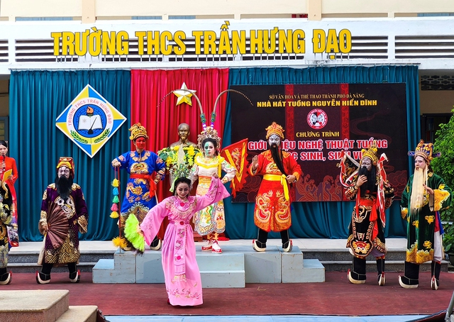 Historia del artista de la Generación Z: Llevando a Tuong a las calles y las escuelas - Foto 1. Chuyện nghệ nhân gen Z: Đưa tuồng xuống phố, vào trường học- Ảnh 1.