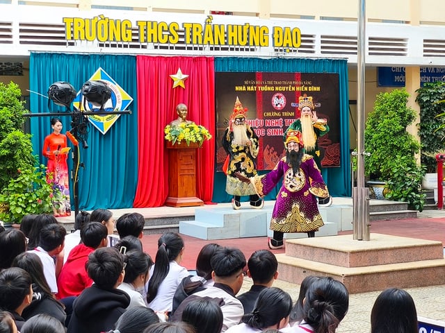 Historia del artista de la Generación Z: Llevando a Tuong a las calles y las escuelas - Foto 2 Chuyện nghệ nhân gen Z: Đưa tuồng xuống phố, vào trường học- Ảnh 2.