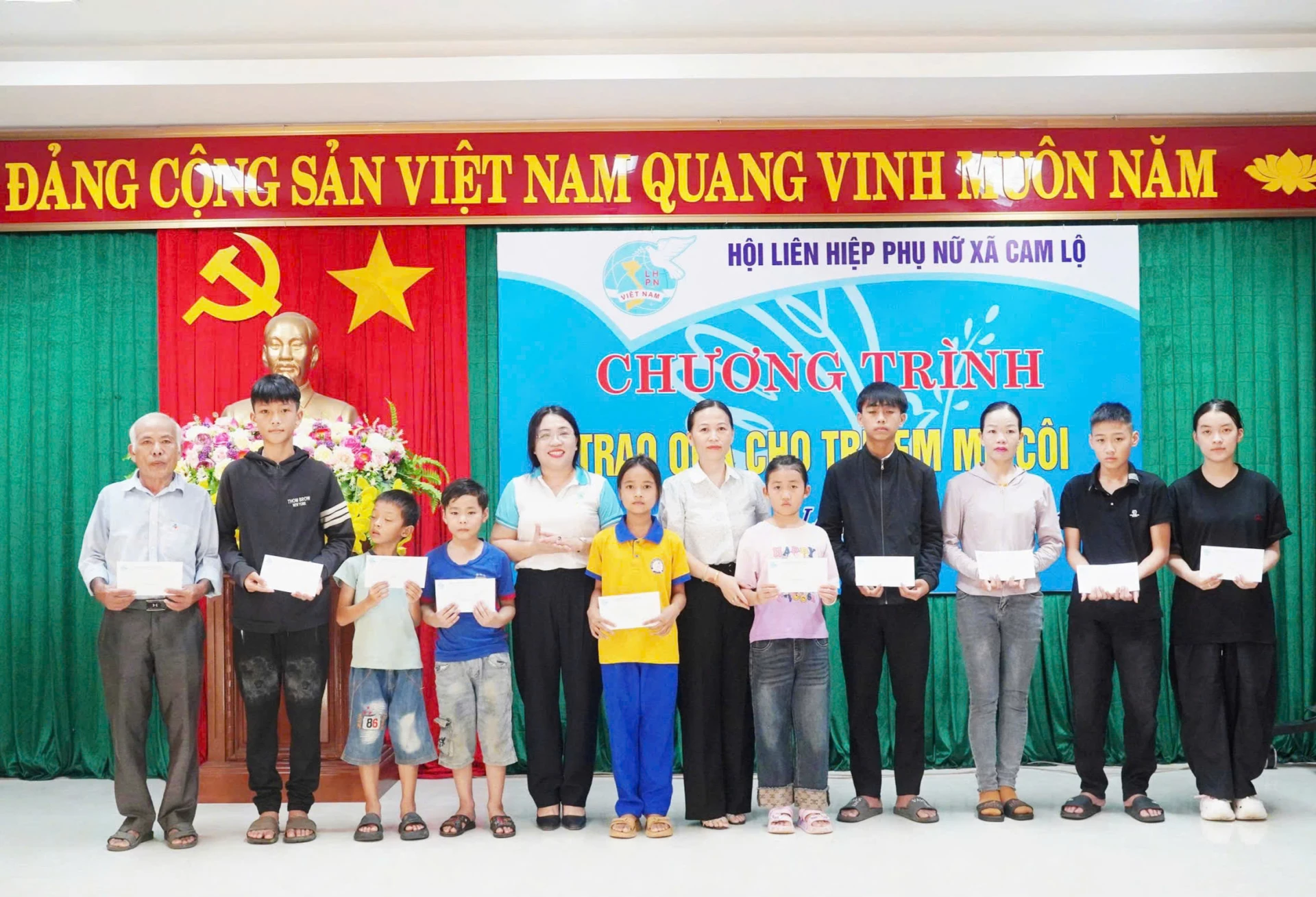 លោកស្រី Le Thi Huong (ទី៥ពីឆ្វេង) ផ្តល់អំណោយដល់កុមារកំព្រានៅឃុំ Cam Lo - រូបភាព៖ K.S