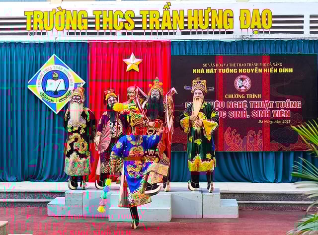 Historia del artista de la Generación Z: Llevando a Tuong a las calles y las escuelas - Foto 3 Chuyện nghệ nhân gen Z: Đưa tuồng xuống phố, vào trường học- Ảnh 3.