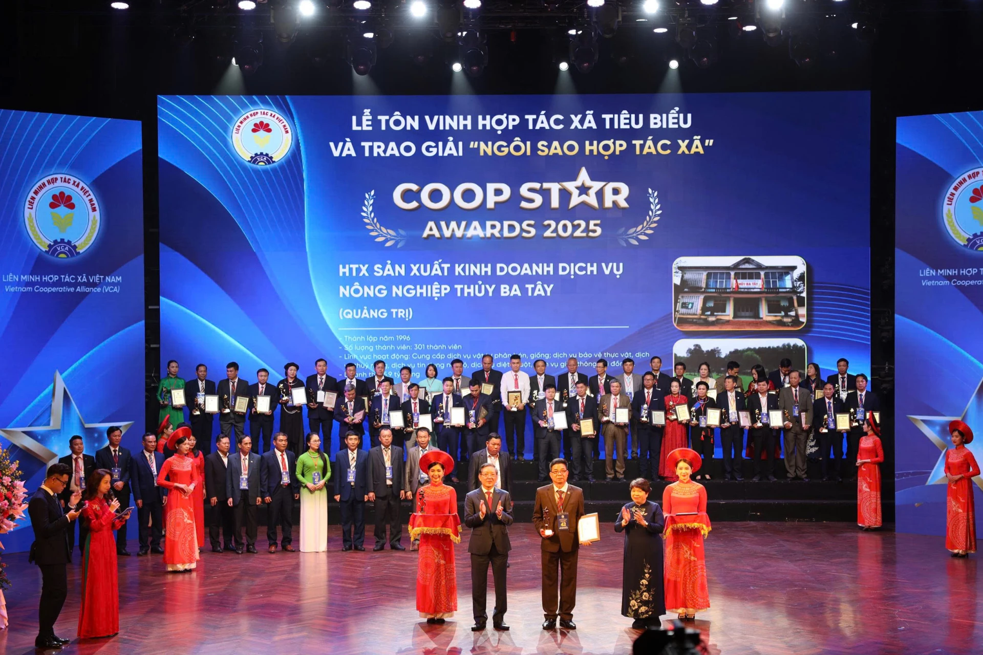 សហករណ៍ផលិតកម្ម និងសេវាកម្មកសិកម្ម Thuy Ba Tay (ឃុំ Vinh Thuy) ត្រូវបានផ្តល់កិត្តិយសជាសហករណ៍ធម្មតា និងទទួលបានពានរង្វាន់ 