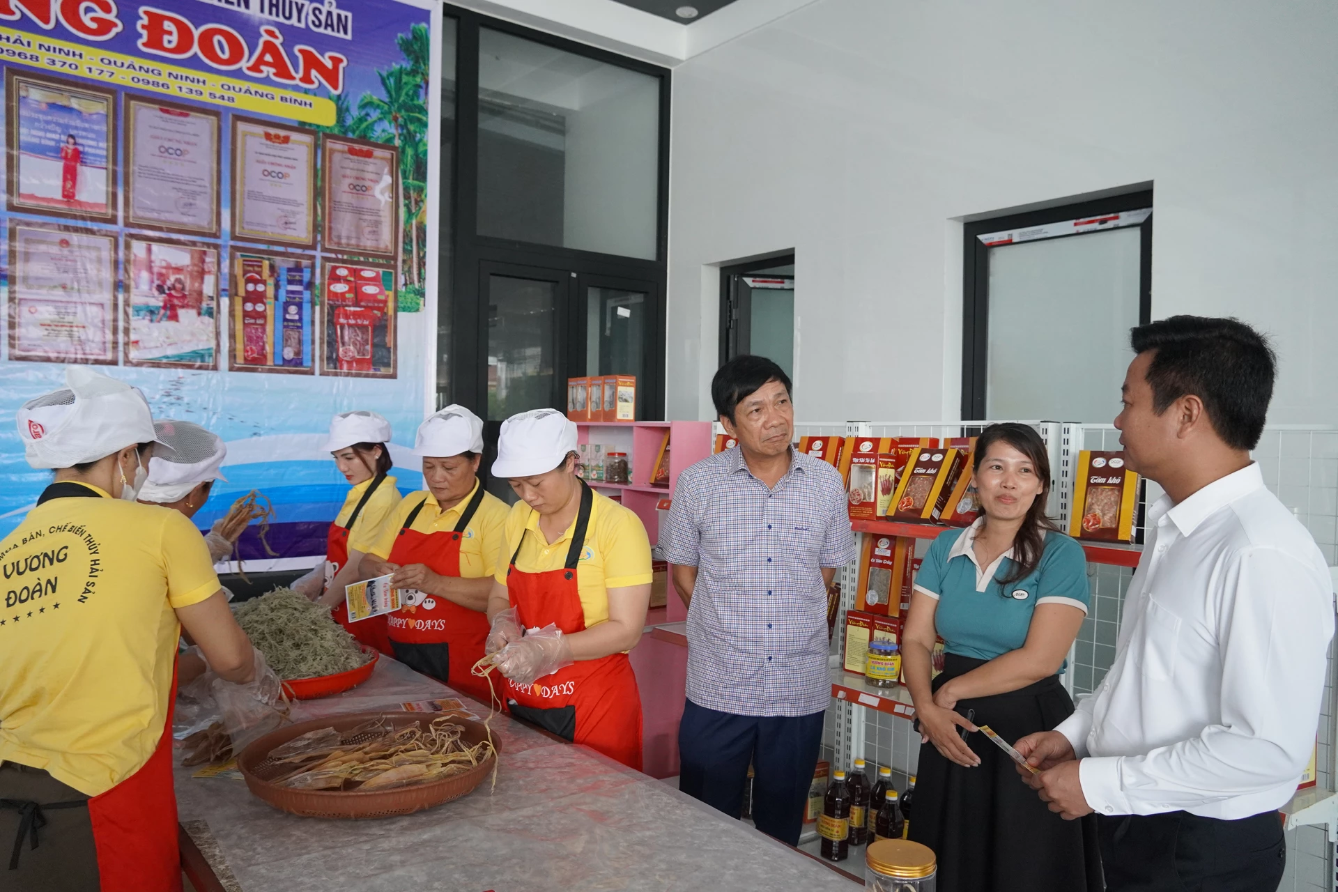 សហករណ៍ផលិត ជួញដូរ និងកែច្នៃគ្រឿងសមុទ្រ Vuong Doan រួមចំណែកបង្កើនតម្លៃអាហារសមុទ្រសម្រាប់អ្នកនេសាទ - រូបភាព៖ P.P