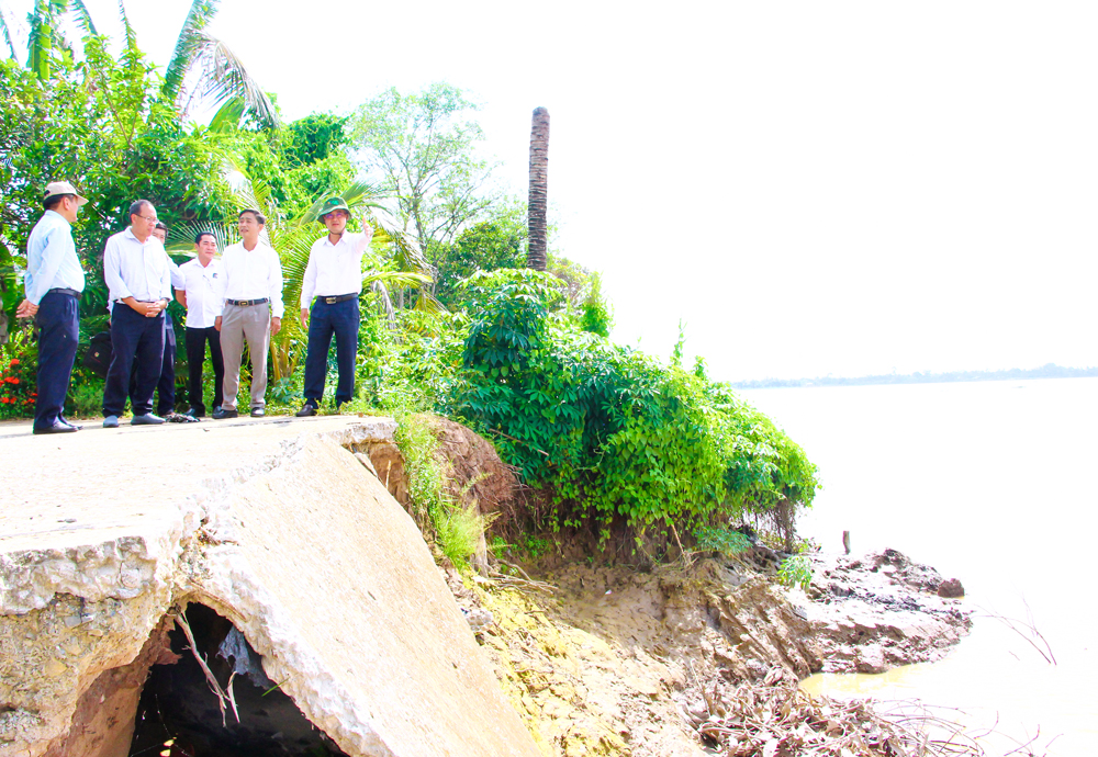 Vice Chairman of the Provincial People's Committee - Chau Van Hoa surveyed the landslide situation.