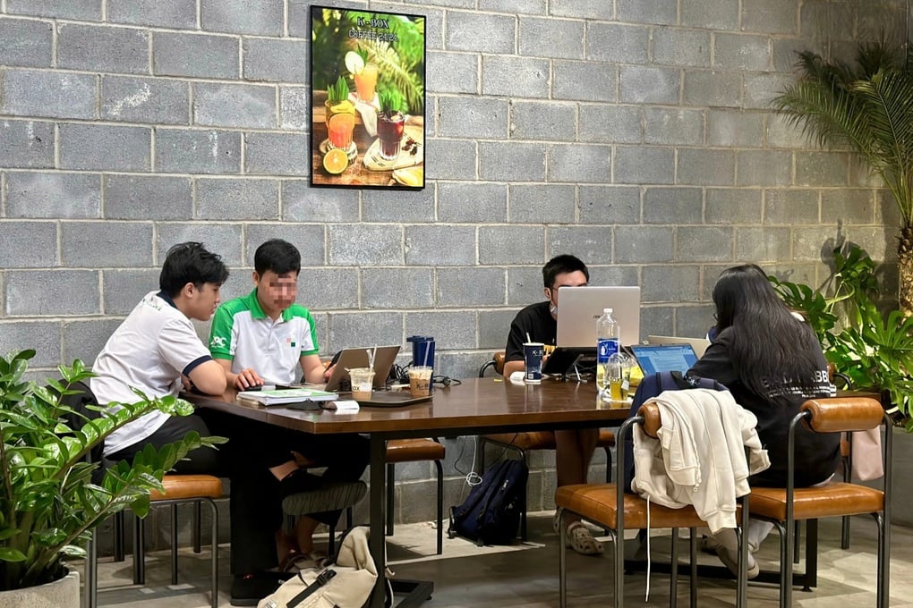 Uống để sống: Sinh viên sẵn sàng nhịn ăn tối dành tiền đến quán cà phê - 1