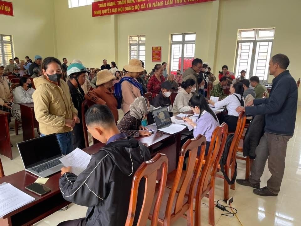 Xã Tà Năng đến tận cơ sở và sử dụng AI trong xử lý thủ tục hành chính cho người dân
