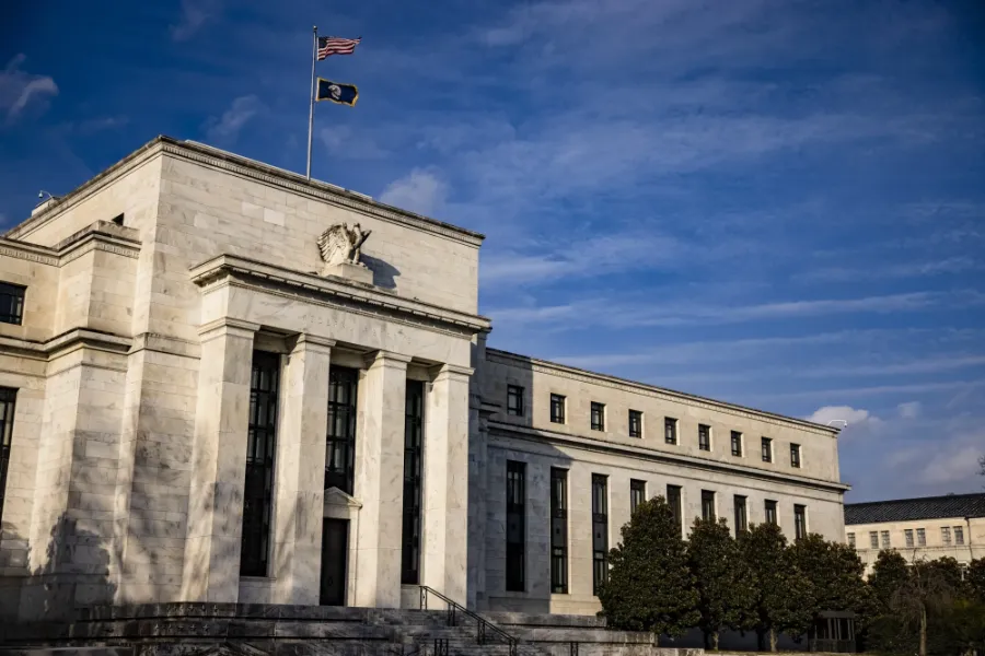 Fed: Mỹ đối mặt ngã ba đường, rủi ro việc làm đè nặng lạm phát - Ảnh 1.