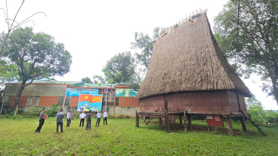 doan-cong-tac-khao-sat-khu-vuc-nha-rong-lang-op.jpg