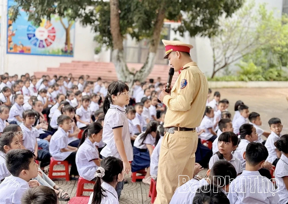 ផ្សព្វផ្សាយ និង​លើក​កម្ពស់​ការ​យល់​ដឹង​ពី​ច្បាប់​ចរាចរណ៍​ដល់​សិស្សានុសិស្ស