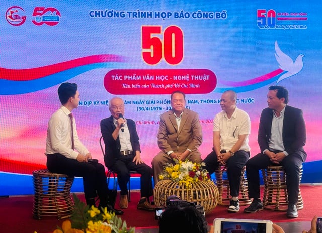 ការបញ្ចាំងភាពយន្ត 'Red Rain' ក្នុងស៊េរីនៃព្រឹត្តិការណ៍ 'សង្ខេប 50 ឆ្នាំនៃអក្សរសាស្ត្រ និងសិល្បៈទីក្រុងហូជីមិញ' - រូបថត 1. Chiếu phim 'Mưa đỏ' trong chuỗi sự kiện 'Tổng kết 50 năm văn học nghệ thuật TP.HCM'- Ảnh 1.
