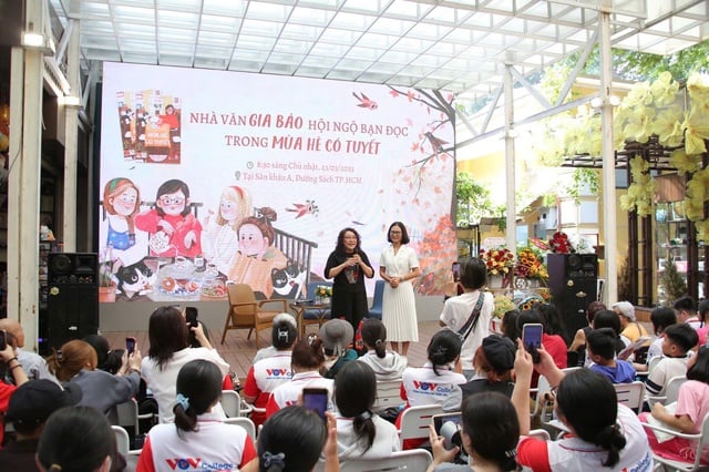 ការបញ្ចាំងខ្សែភាពយន្ដ 'Red Rain' ក្នុងស៊េរីនៃព្រឹត្តិការណ៍ 'សង្ខេប 50 ឆ្នាំនៃអក្សរសាស្ត្រ និងសិល្បៈទីក្រុងហូជីមិញ' - រូបថតទី 4 ។ Chiếu phim 'Mưa đỏ' trong chuỗi sự kiện 'Tổng kết 50 năm văn học nghệ thuật TP.HCM'- Ảnh 4.