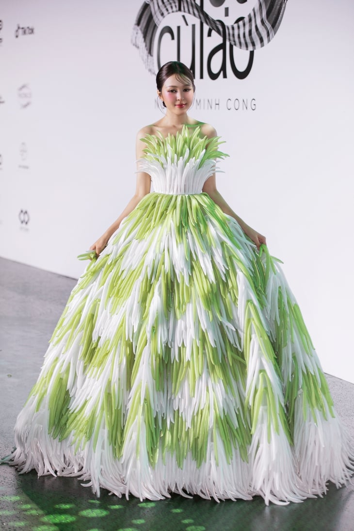 Designer Nguyen Minh Cong brings traditional Western cakes to the fashion catwalk - Photo 2. Nguyễn Minh Công - Ảnh 2.