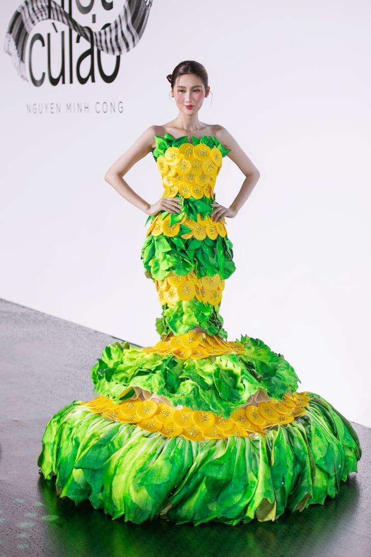 Designer Nguyen Minh Cong brings traditional Western cakes to the fashion catwalk - Photo 3. Nguyễn Minh Công - Ảnh 3.