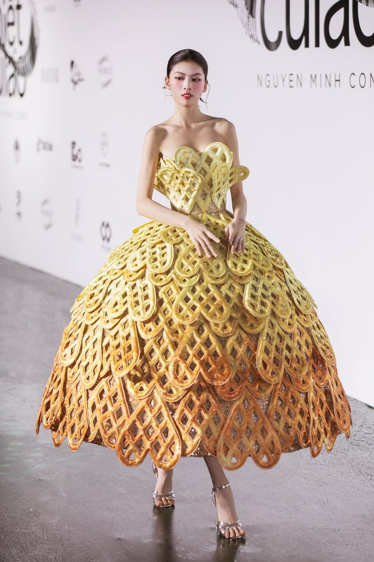 Designer Nguyen Minh Cong brings traditional Western cakes to the fashion show - Photo 5. Nguyễn Minh Công - Ảnh 5.