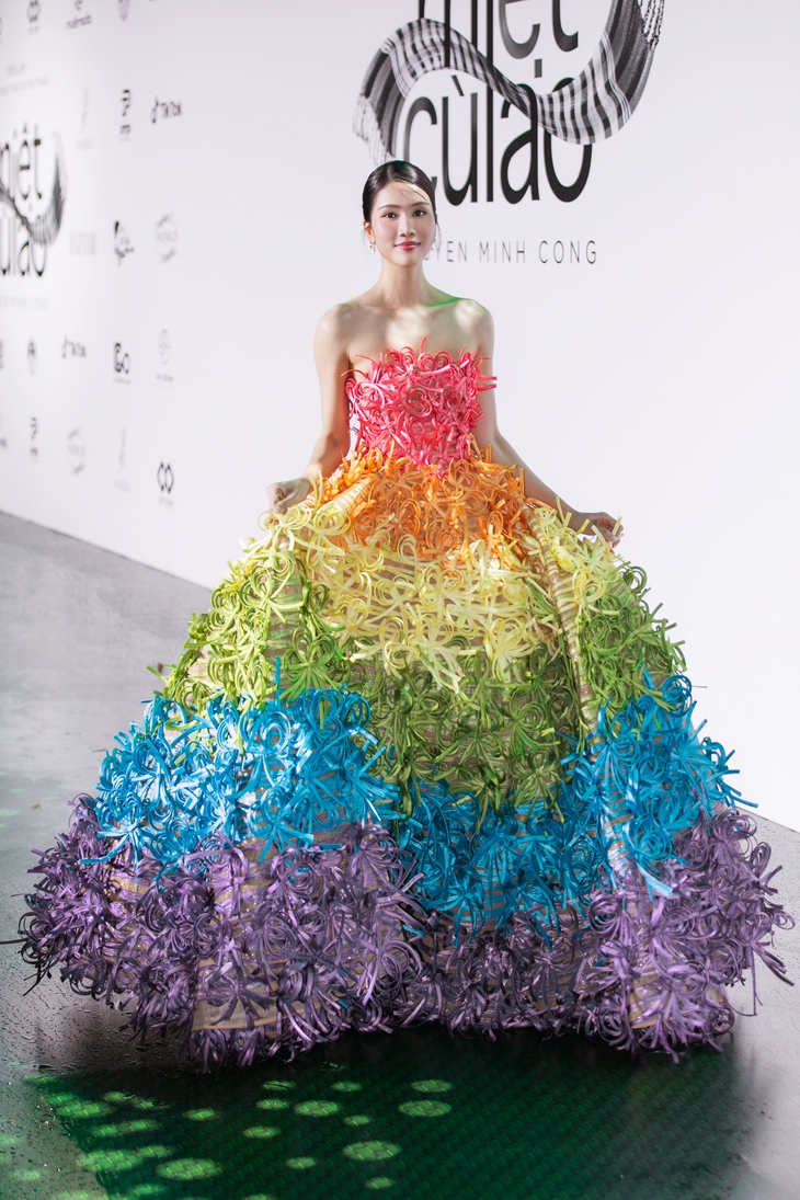 Designer Nguyen Minh Cong brings traditional Western cakes to the fashion catwalk - Photo 7. Nguyễn Minh Công - Ảnh 7.