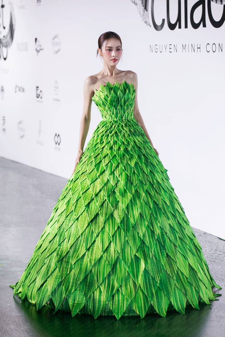 Designer Nguyen Minh Cong brings traditional Western cakes to the fashion catwalk - Photo 8. Bánh dân gian Nam Bộ lên sàn diễn thời trang - Ảnh 8.