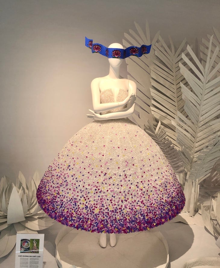 Designer Nguyen Minh Cong brings traditional Southern cakes to the fashion catwalk - Photo 9. Nguyễn Minh Công - Ảnh 9.