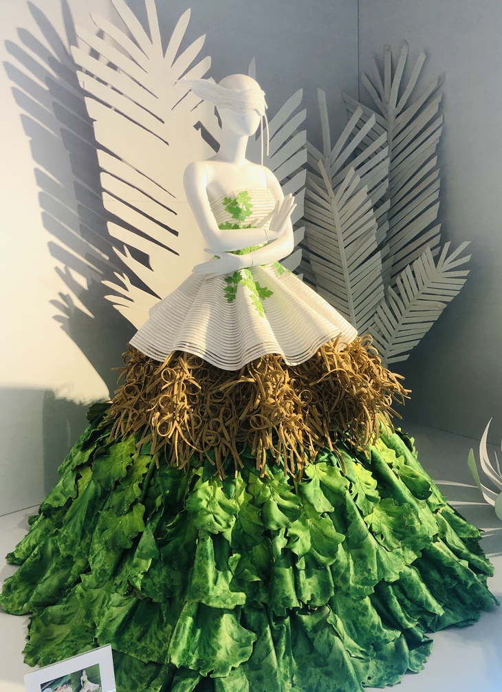 Designer Nguyen Minh Cong brings traditional Southern cakes to the fashion catwalk - Photo 11. Nguyễn Minh Công - Ảnh 11.
