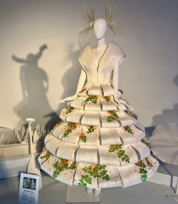 Designer Nguyen Minh Cong brings traditional Southern cakes to the fashion catwalk - Photo 14. Nguyễn Minh Công - Ảnh 14.