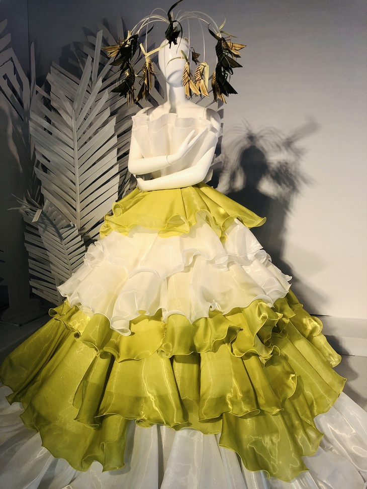 Designer Nguyen Minh Cong brings traditional Southern cakes to the fashion catwalk - Photo 15. Nguyễn Minh Công - Ảnh 15.