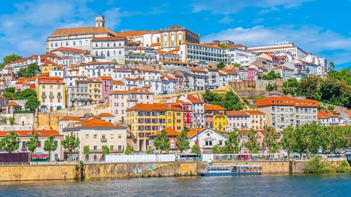 Những đô thị ven sông như Coimbra, Bồ Đào Nha đang thử nghiệm giải pháp AI để giảm nguy cơ ngập lụt. (Nguồn: Rics)