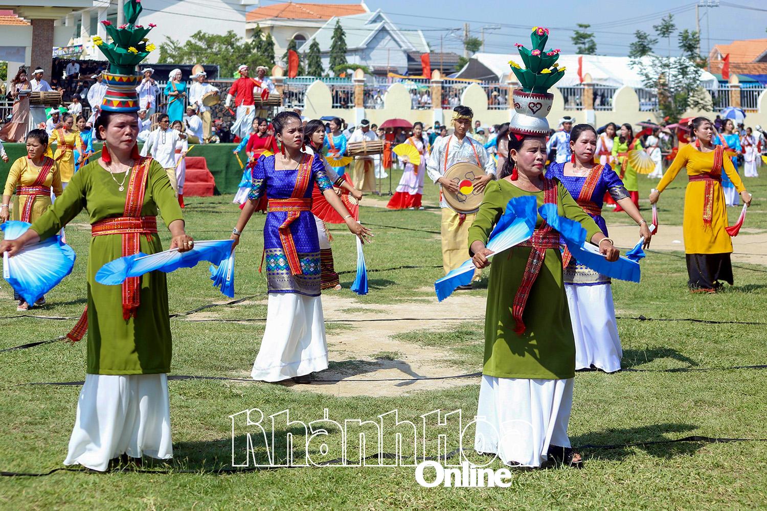 Folk i landsbyen Cham Huu Duc (Phuoc Huu kommune) fremfører kunstforestillinger for å feire Kate-festivalen. Foto: SON NGOC