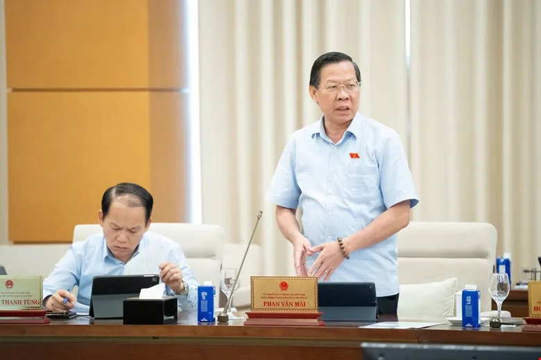 Presidente do Comitê Econômico e Financeiro, Phan Van Mai, discursa na reunião