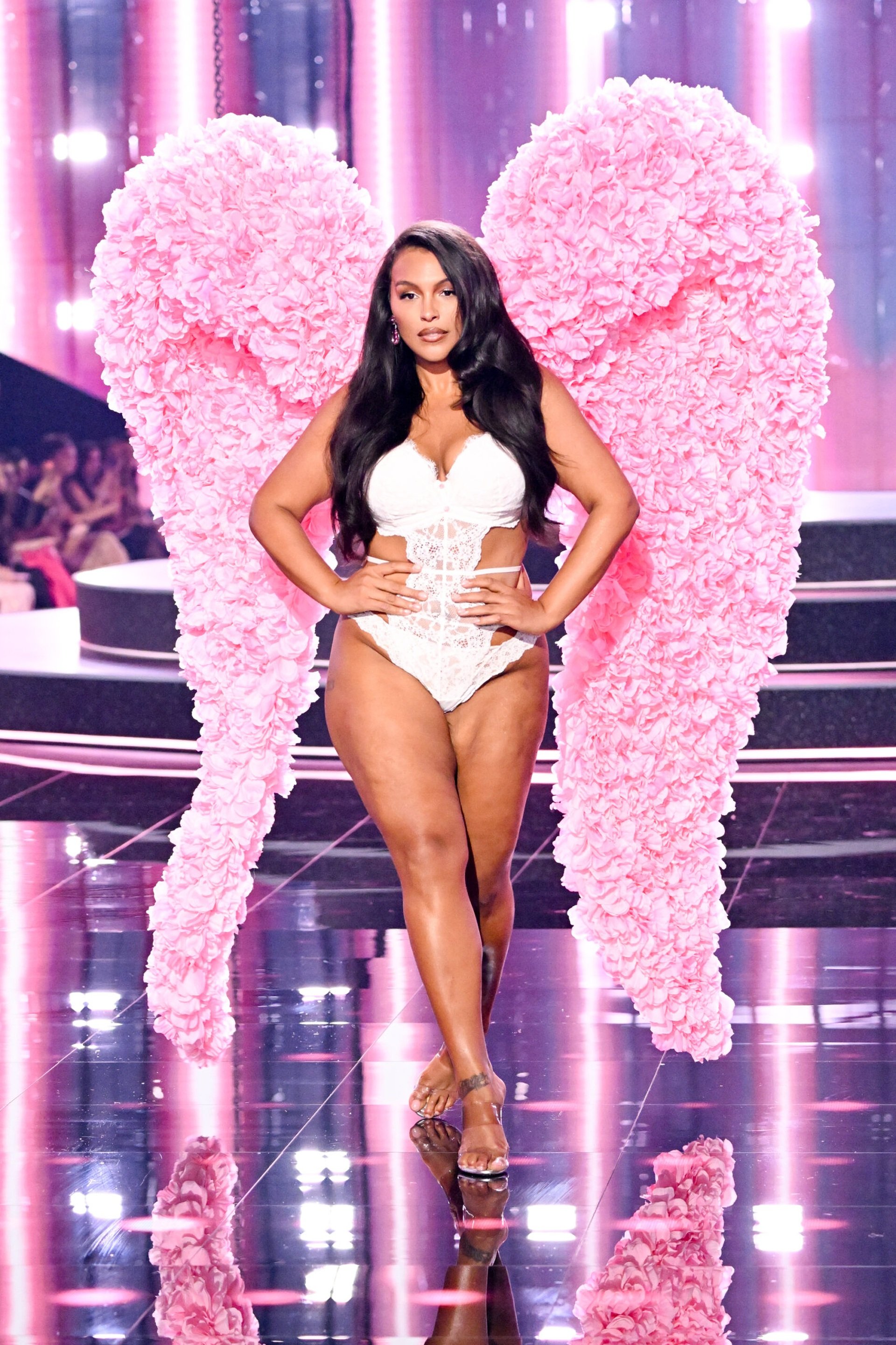 Dàn thiên thần nội y đình đám tái xuất tại Victoria’s Secret Fashion Show - 1