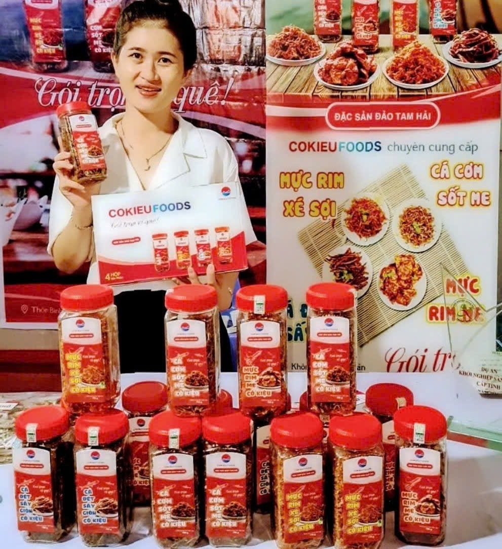 កញ្ញា ឡឺ ណា ជាមួយផលិតផលចាប់ផ្តើមអាជីវកម្មរបស់នាង។ រូបថតរបស់ VAN PHIN