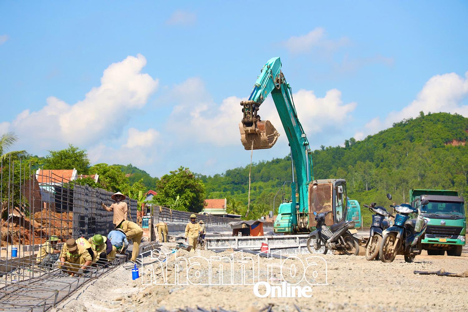 ソンハイグループ株式会社は、カインホア-バンメトート高速道路の最初の区間に安全ガードレールを建設しています。