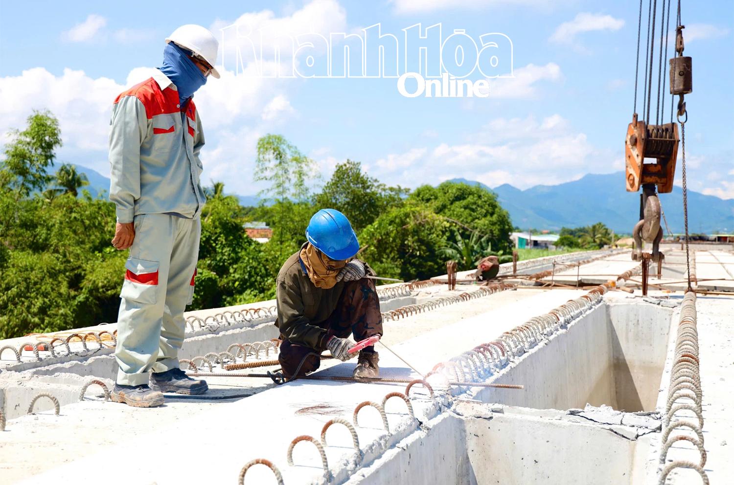 カインホア道路建設管理株式会社の労働者がソンカイ橋を建設している。