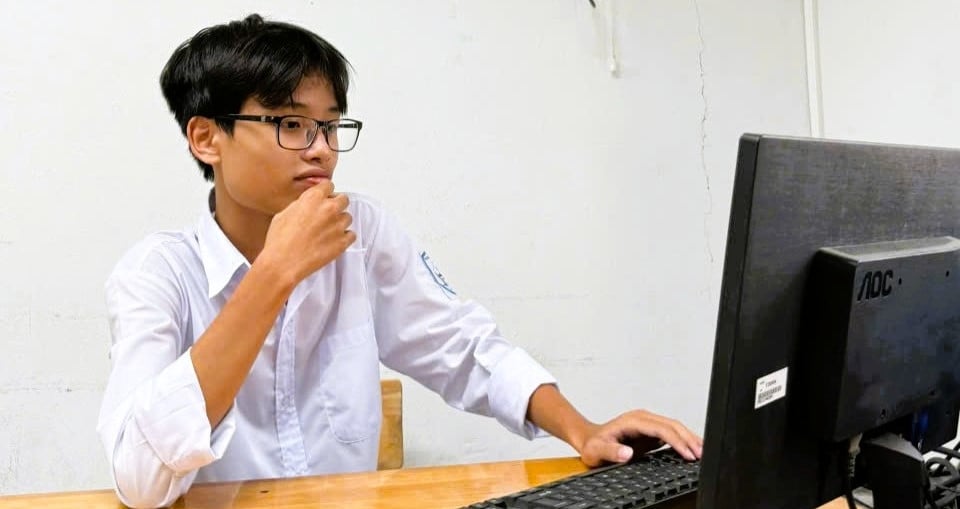 Nam sinh lớp 10 trường làng giành giải Nhất thi học sinh giỏi lớp 12 Hà Nội