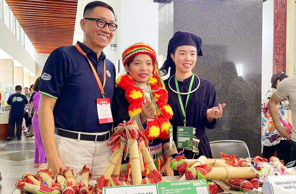 Mme Dang Thi Dat (debout au milieu) au concours Green Startup organisé à Hanoi.