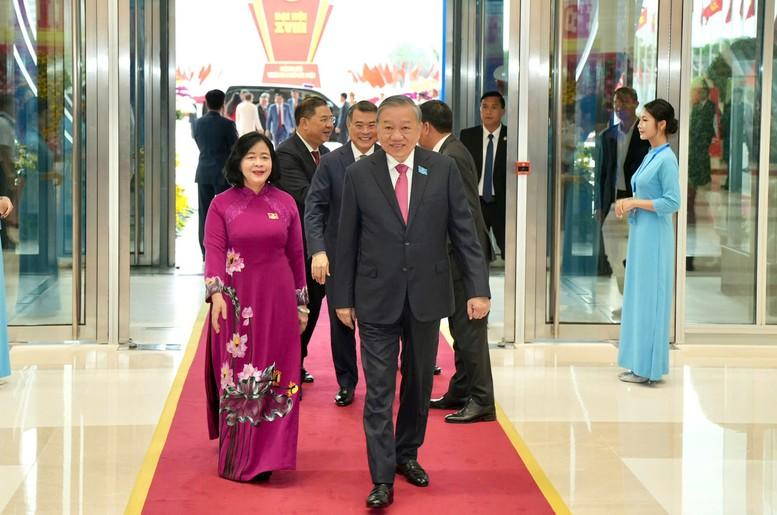 Generalsekretär To Lam nimmt am 18. Parteitag in Hanoi teil – Foto 1. Tổng Bí thư Tô Lâm đến dự Đại hội Đại biểu Đảng bộ TP. Hà Nội lần thứ XVIII- Ảnh 1.