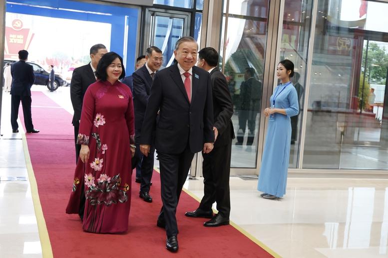 Generalsekretär To Lam nimmt am 18. Parteitag in Hanoi teil – Foto 2. Tổng Bí thư Tô Lâm đến dự Đại hội Đại biểu Đảng bộ TP. Hà Nội lần thứ XVIII- Ảnh 2.