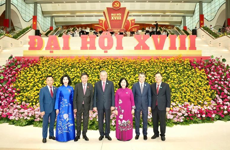 Generalsekretär To Lam nimmt am 18. Parteitag in Hanoi teil – Foto 4. Tổng Bí thư Tô Lâm đến dự Đại hội Đại biểu Đảng bộ TP. Hà Nội lần thứ XVIII- Ảnh 4.