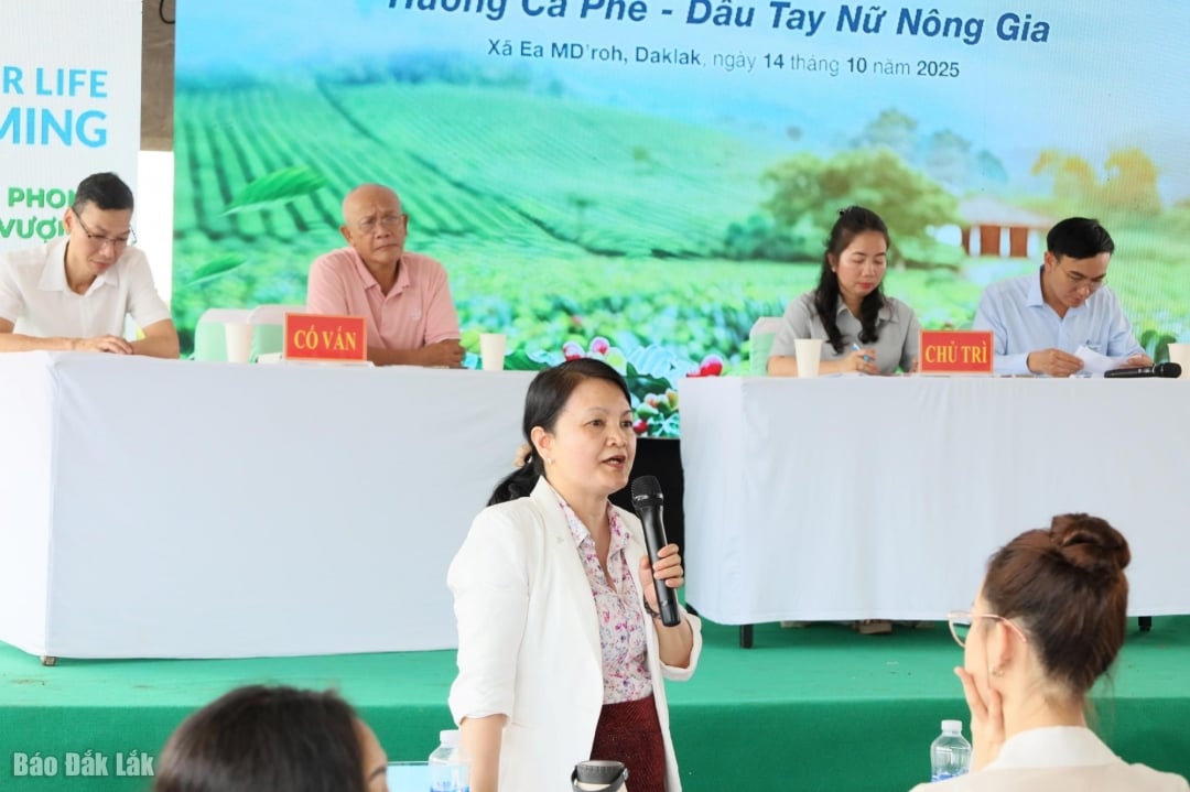 In addition to being advised on sustainable farming techniques, female farmers also receive advice on taking care of their own health and that of their families.
