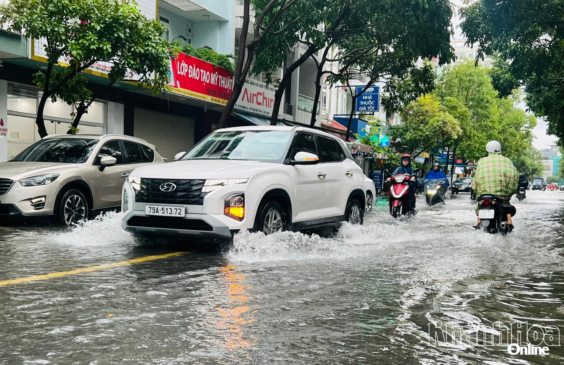 Vinh Diem Trung اربن ایریا کو عبور کرنے والی Tran Huu Duyet Street (A1) سیلاب میں ڈوبی ہوئی ہے۔