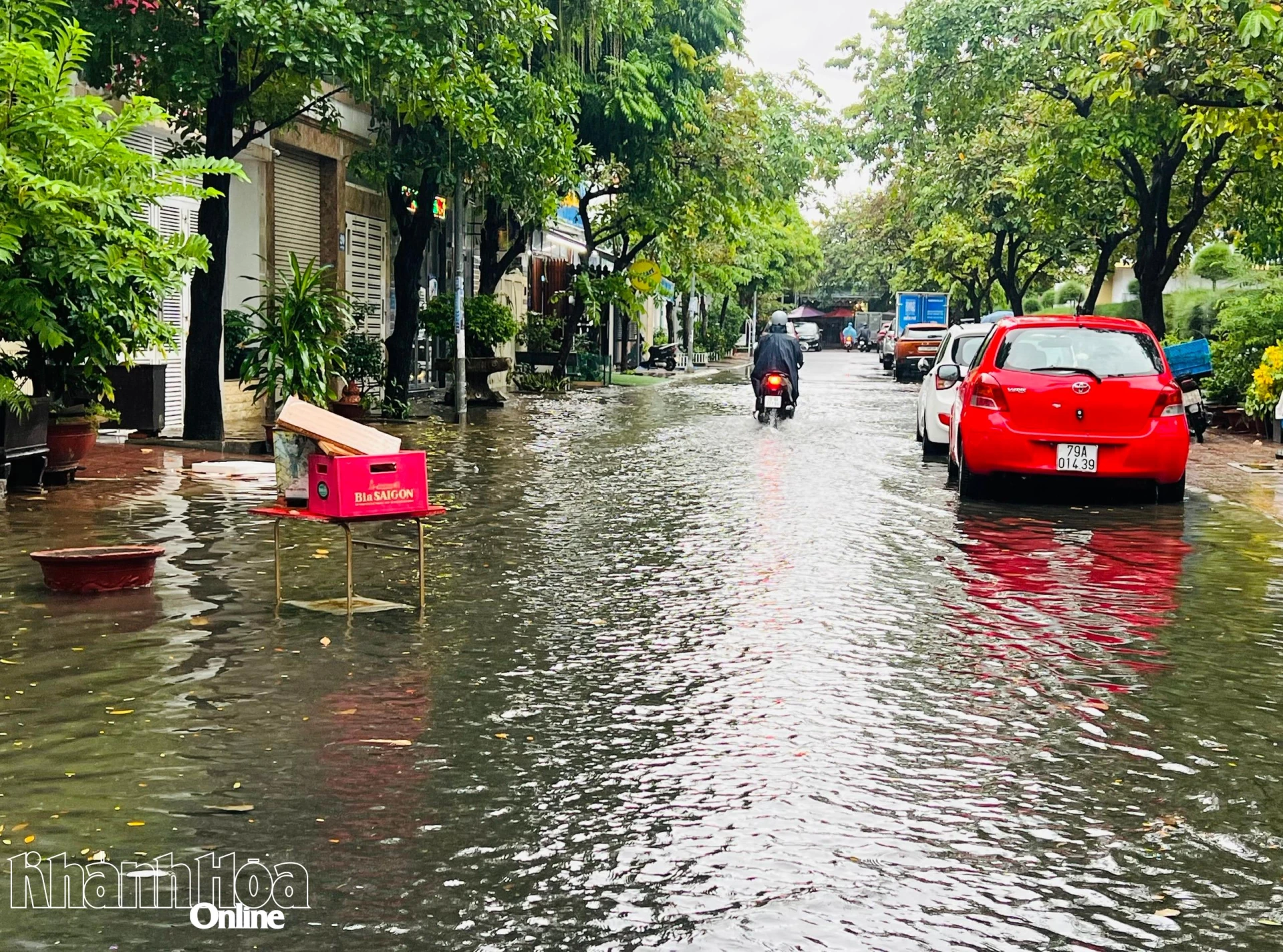 Vinh Diem Trung Urban Area میں لوگ گہرے سیلاب سے خبردار کرنے کے لیے اشیاء سڑکوں پر لے آئے۔