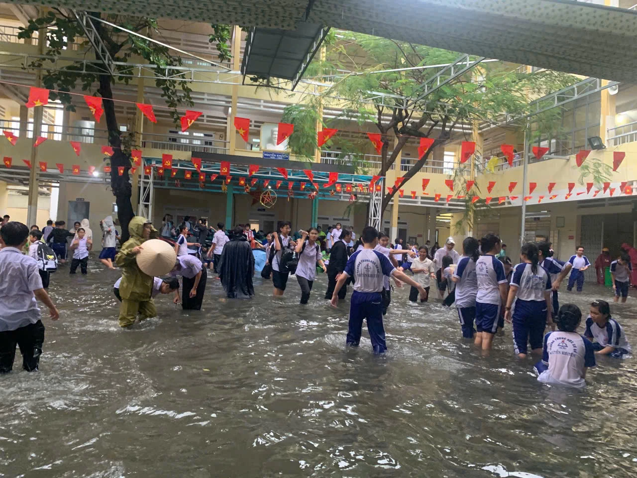 نگوین خوین سیکنڈری سکول کے صحن میں گہرا سیلاب آ گیا۔