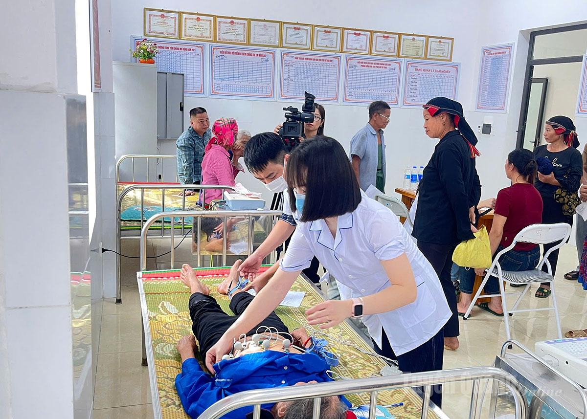 Các y, bác sỹ thăm khám miễn phí cho người dân
