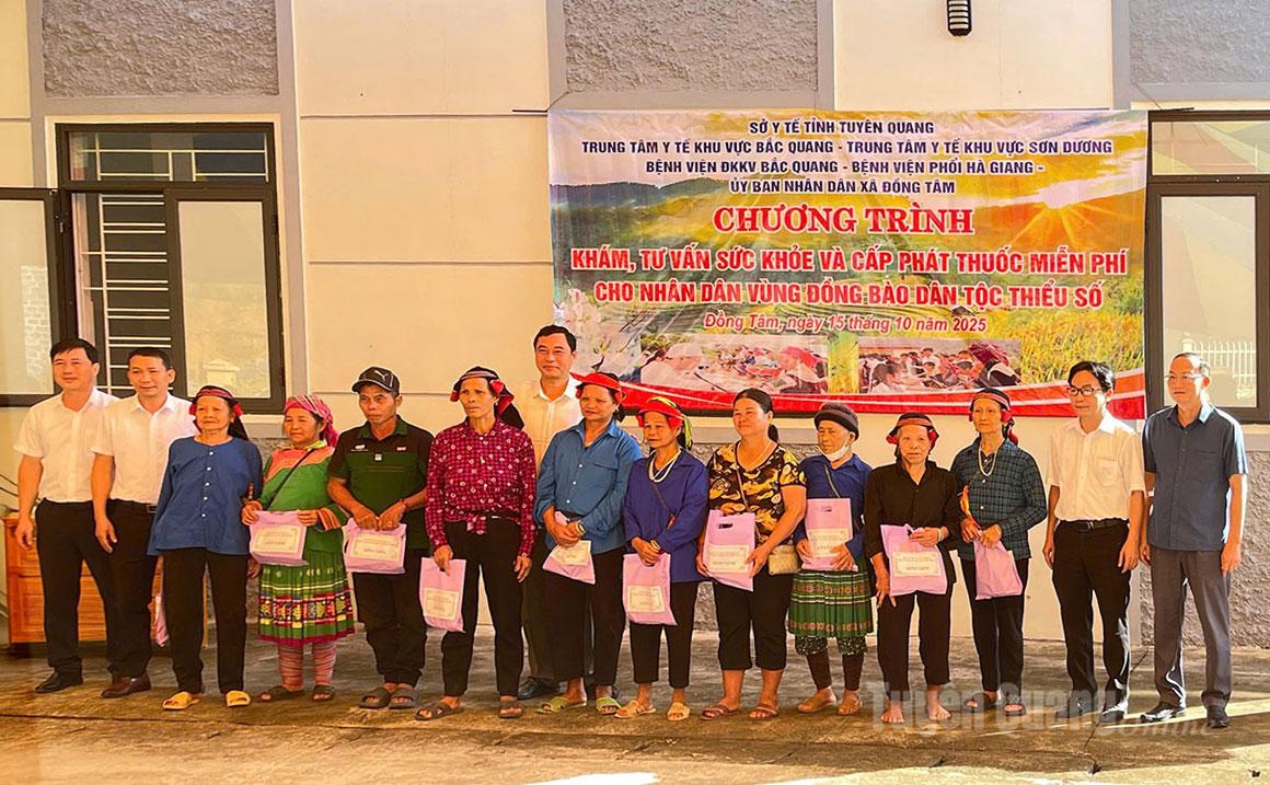 Lãnh đạo Sở Y tế và Đoàn công tác trao tặng các phần quà cho các hộ có hoàn cảnh khó khăn
